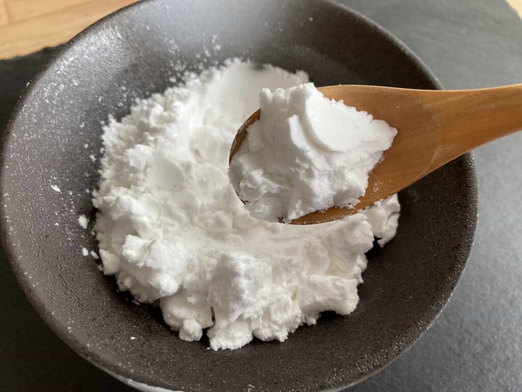 とろみづけに使う片栗粉を小皿に出したところ