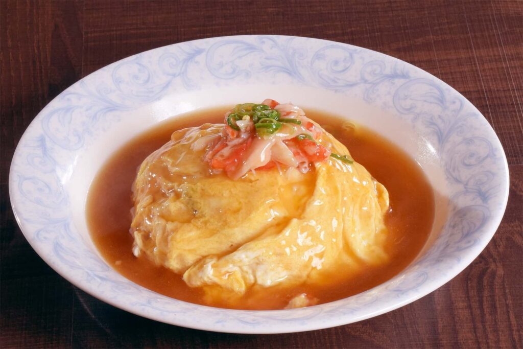 ふわとろ卵に甘酢あんをかけた天津飯｜片栗粉で仕上げる人気メニュー