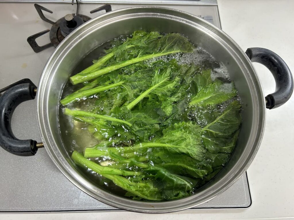 菜花を茹でる様子｜おひたしの調理法と下ごしらえのコツ