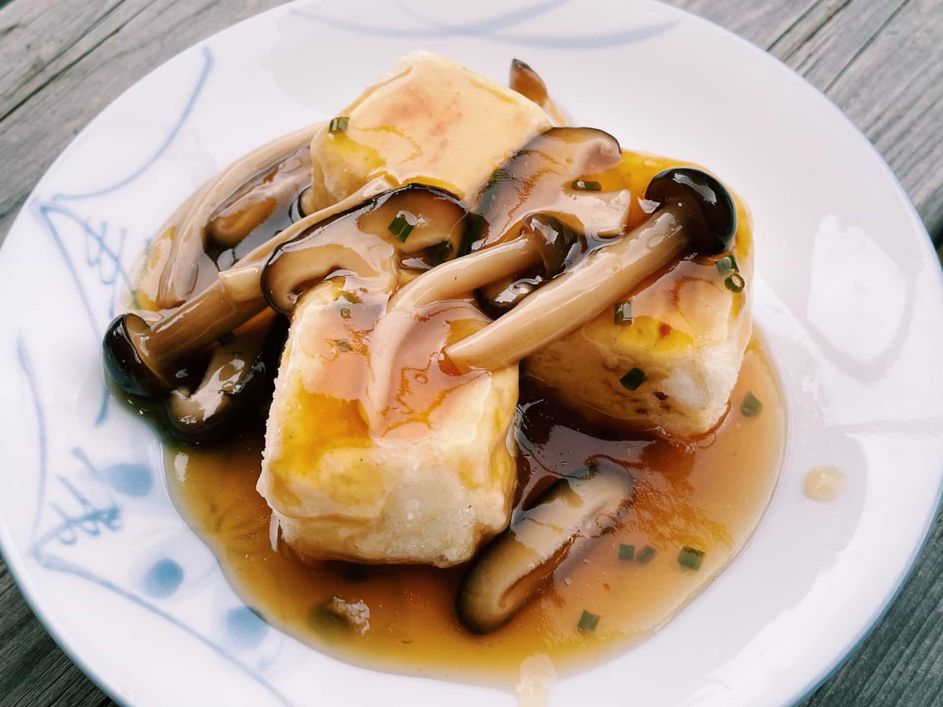 揚げ出し豆腐にとろみのあるあんをかけた一皿｜片栗粉で仕上げる和食の定番