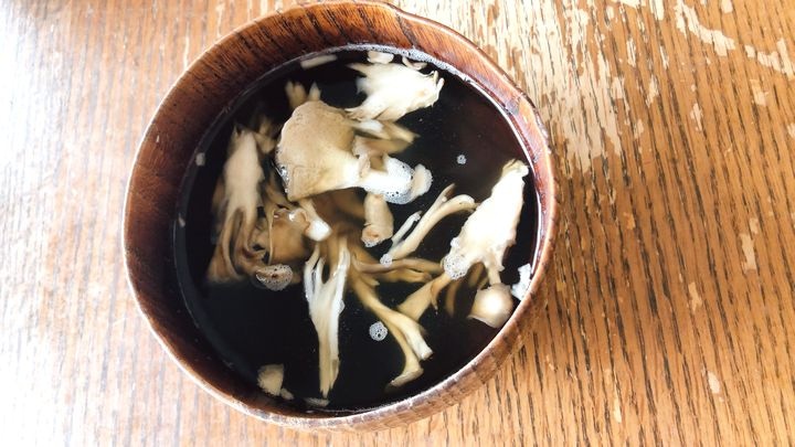 舞茸の吸い物の煮汁が黒くなった様子|酵素反応による自然な変色