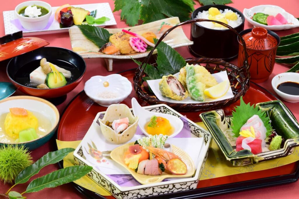 会席料理の全体盛り付けと季節の器