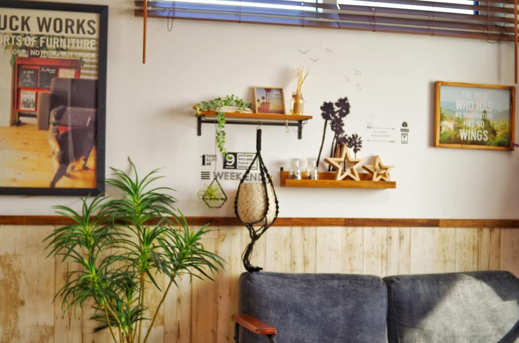 アメリカン雑貨とソファが並ぶカフェの店内