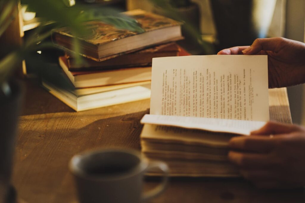 コーヒーと本を静かに楽しむカフェテーブル