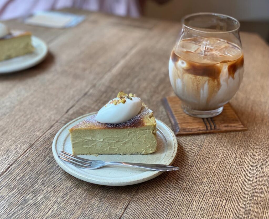 チーズケーキとアイスコーヒーを並べたカフェテーブル