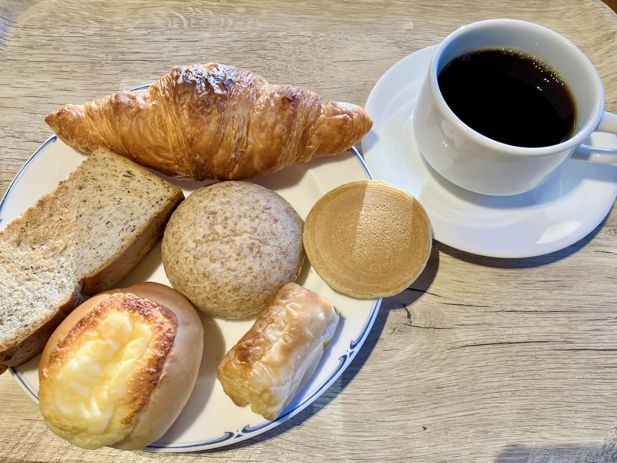 伊賀のカフェで焼き立てのパンとコーヒーが並ぶテーブル