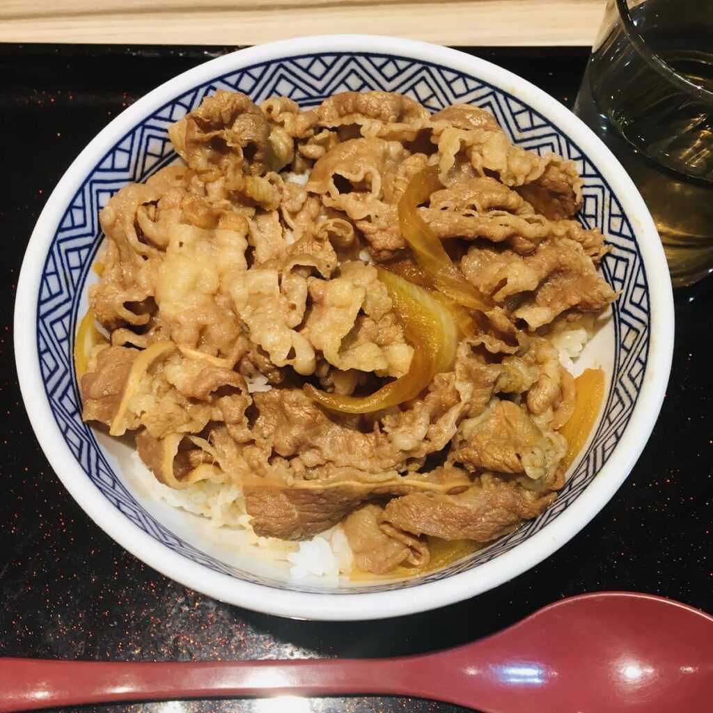 伊賀市の牛丼チェーン店で提供される定番メニュー