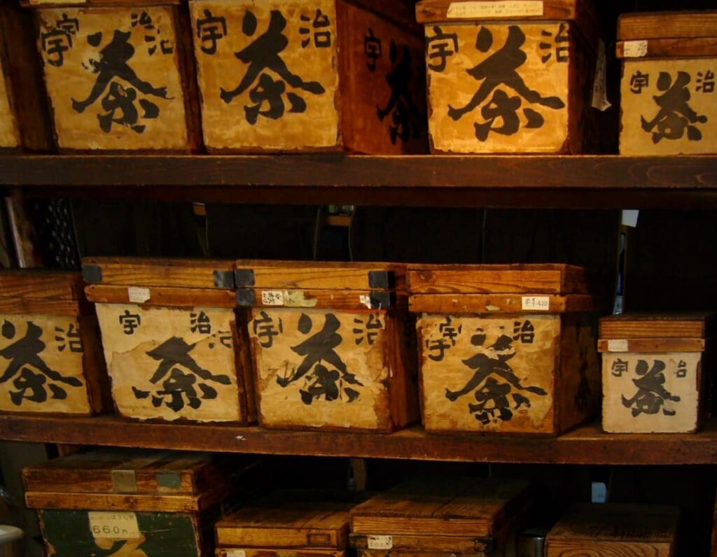 昔のお茶箱が並ぶレトロな和風カフェの店内