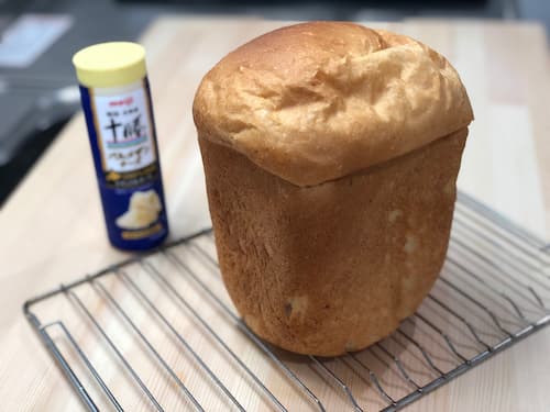 粉チーズ 8％ 配合の食パン 【魔法庵 × おかだけんいち】