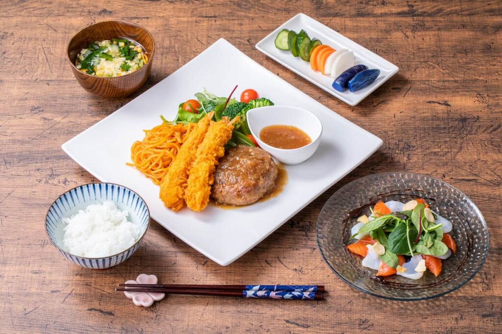 　和食の配膳例｜左にごはん、左奥にみそ汁、右にサラダを置いた現代的な食卓