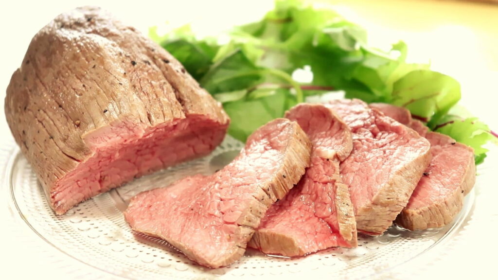 シンタマを使ったローストビーフ。赤身の旨味が際立つ調理例。