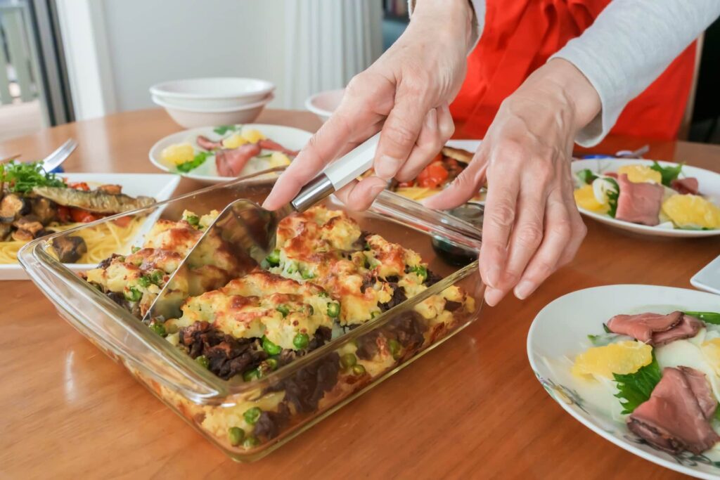 現代の家庭料理｜大皿をみんなで取り分ける現代の食卓スタイル