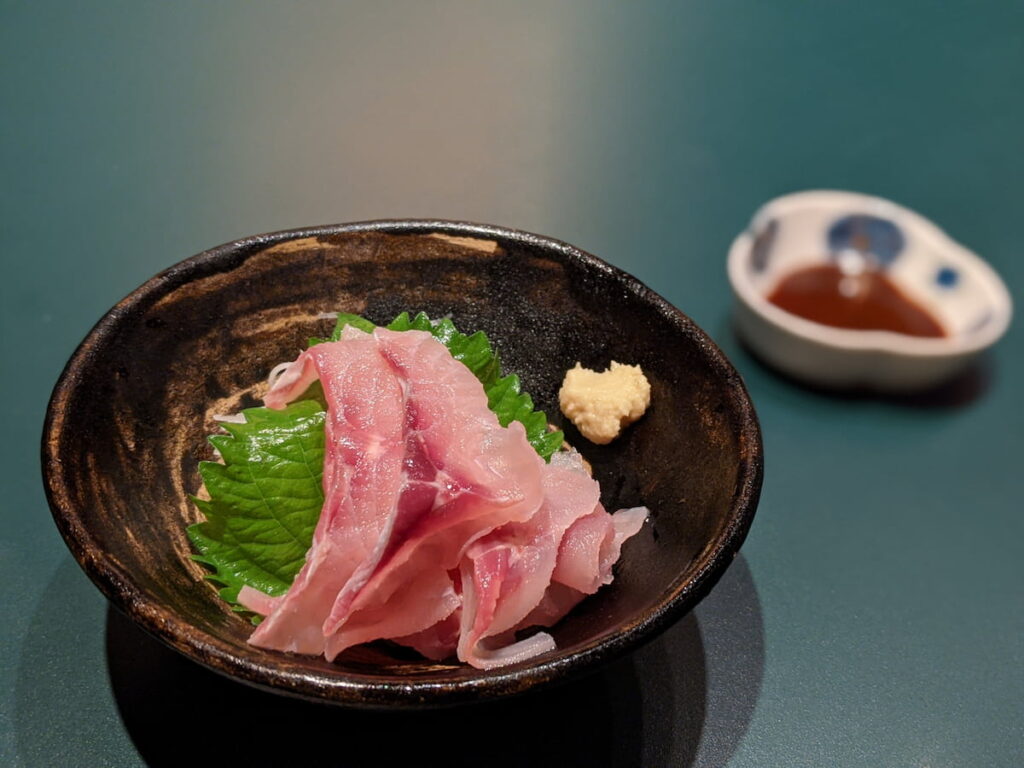 器にもりつけた鯉の洗い｜鯉に合う食材
