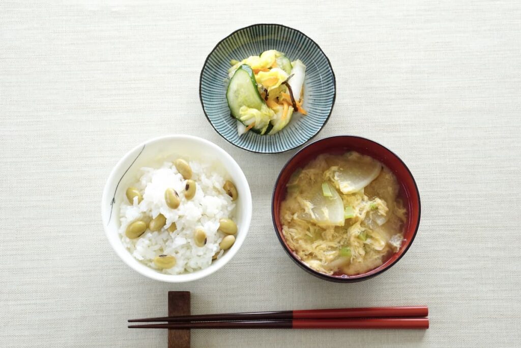 一汁一菜の基本構成｜ごはん・みそ汁・漬物を並べた昔ながらの食卓