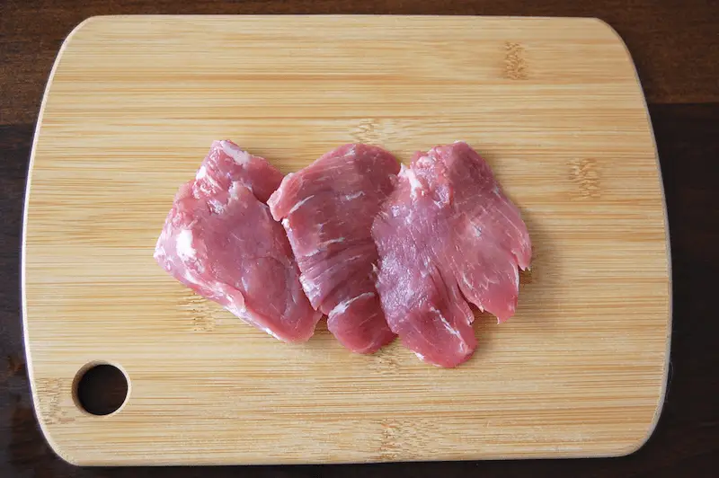 カットしてまな板に並べた豚ヒレ肉
