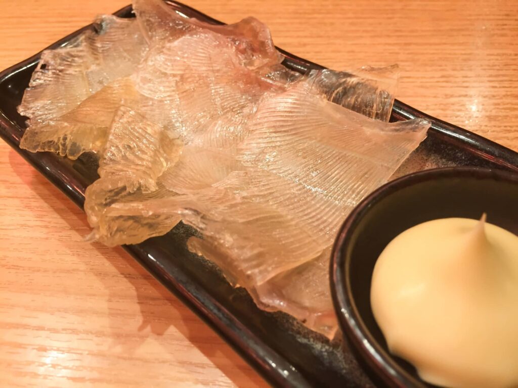 炙ったエイヒレを皿に盛り付け、マヨネーズを添えた料理