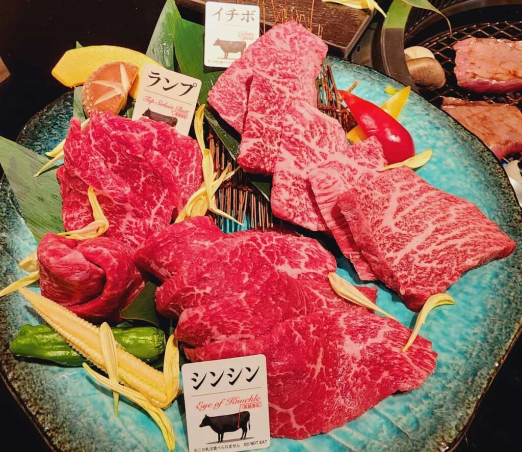 皿に盛られたイチボ・ランプ・シンシンの生肉盛り合わせ