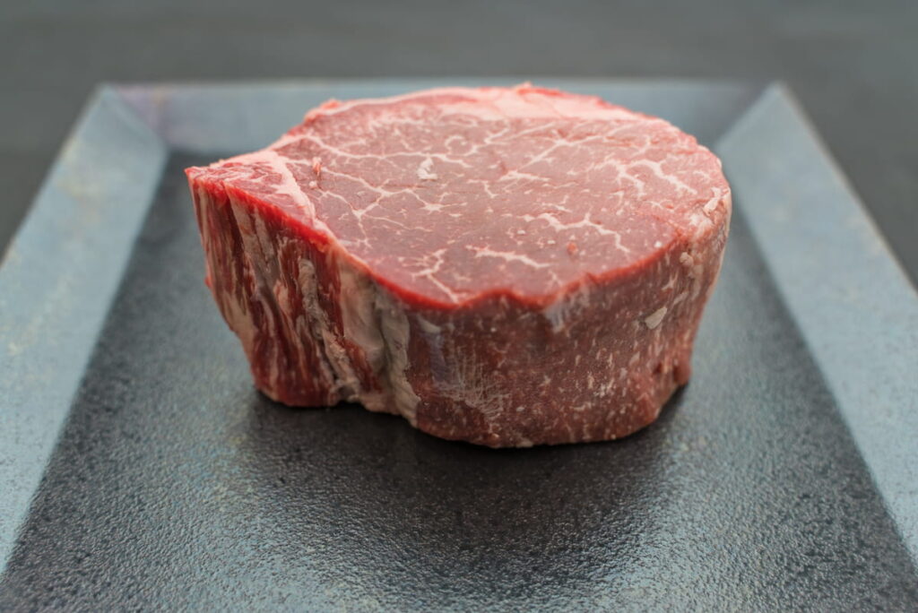 皿の上に置かれた牛肉ランプの塊