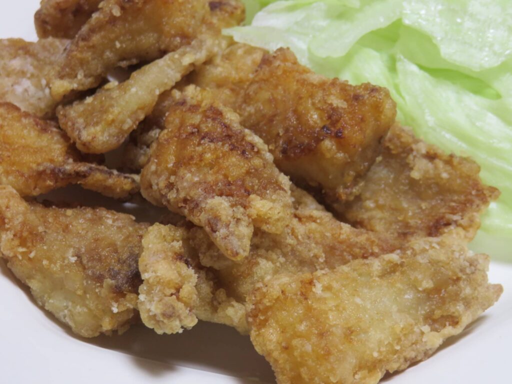 エイの唐揚げを皿に盛り付けた料理