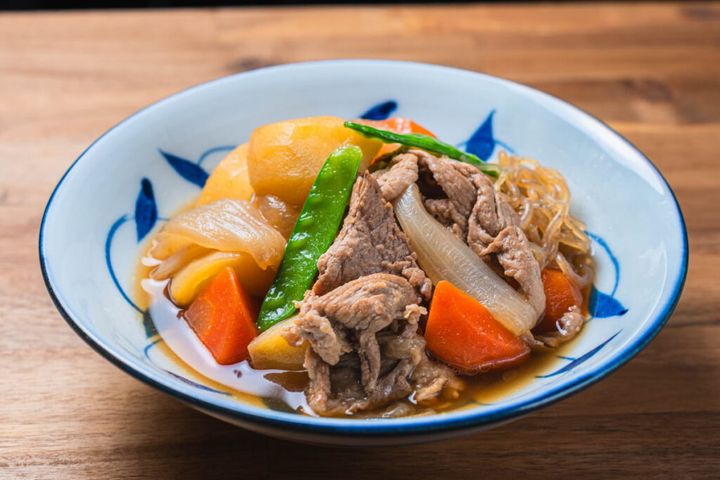 こいくち醤油で煮込んだ肉じゃがの盛り付け