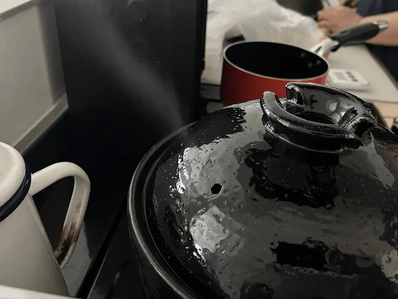 伊賀焼かまどさんで白米を焼いている様子