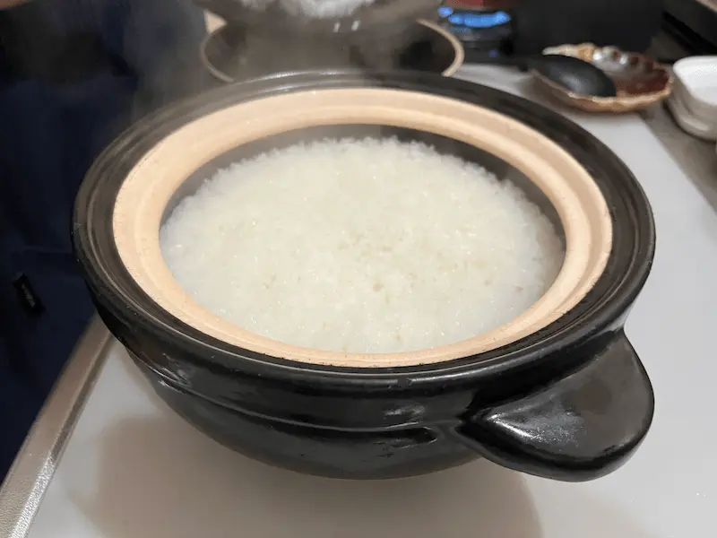 伊賀焼かまどさんで炊いた白ご飯。