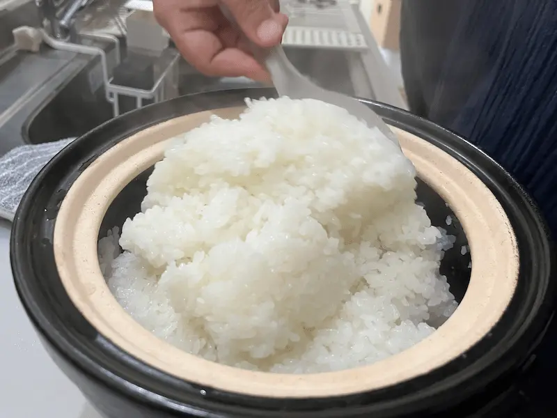 炊き立てご飯をしゃもじで混ぜているところ