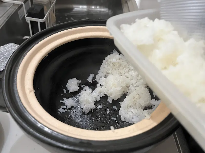 残ったご飯を冷凍容器に移しているところ。