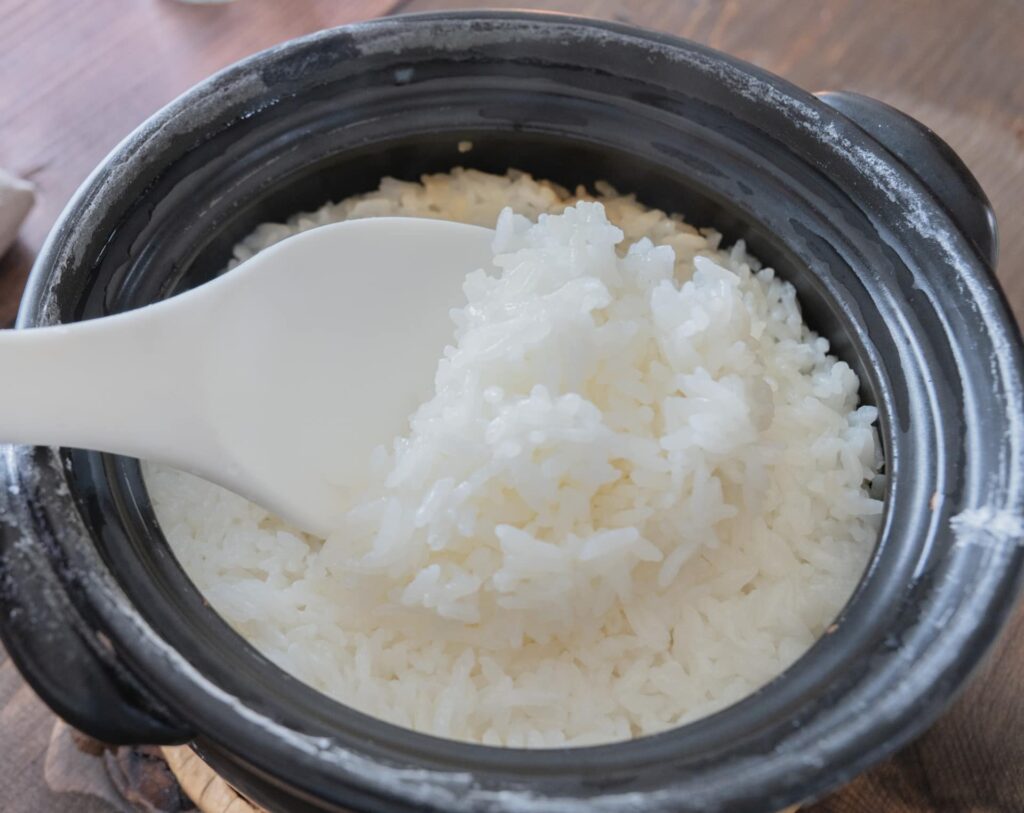 土鍋のご飯を混ぜながら香りを楽しむシーン