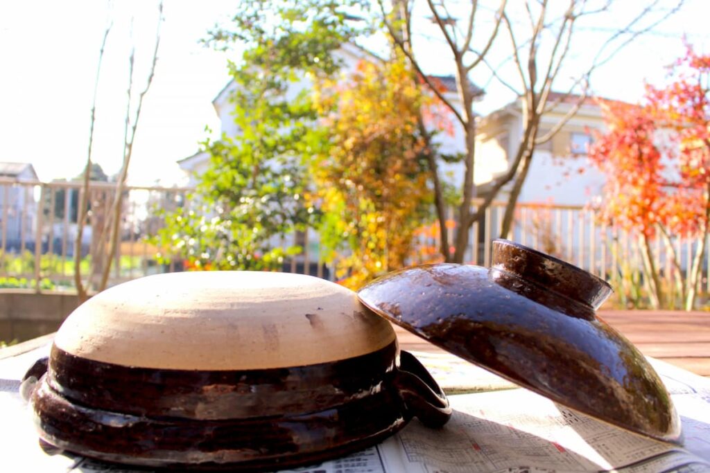 伊賀焼きの土鍋をひっくり返して乾かす様子