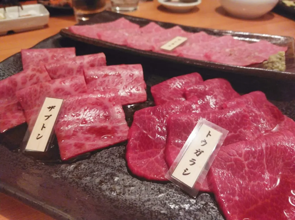 焼肉店で提供される「とうがらし（チャックテンダー）」｜札付き赤身肉の盛り合わせ