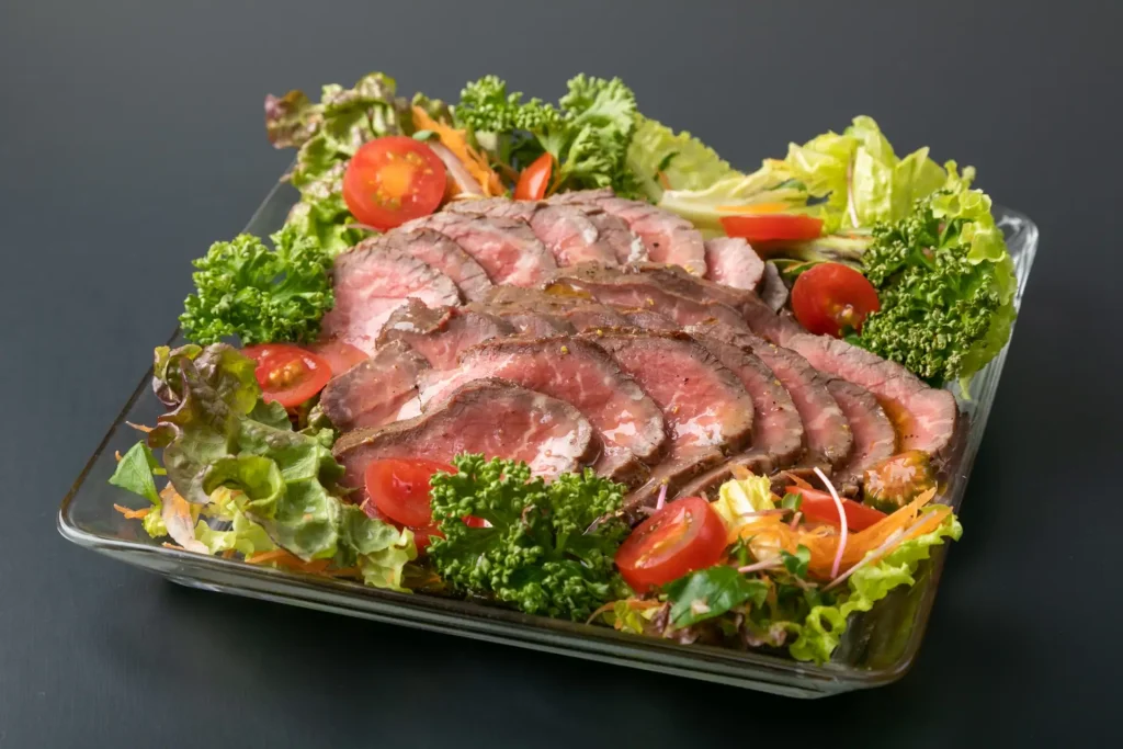 とうがらし（チャックテンダー）を使ったローストビーフの盛り付け