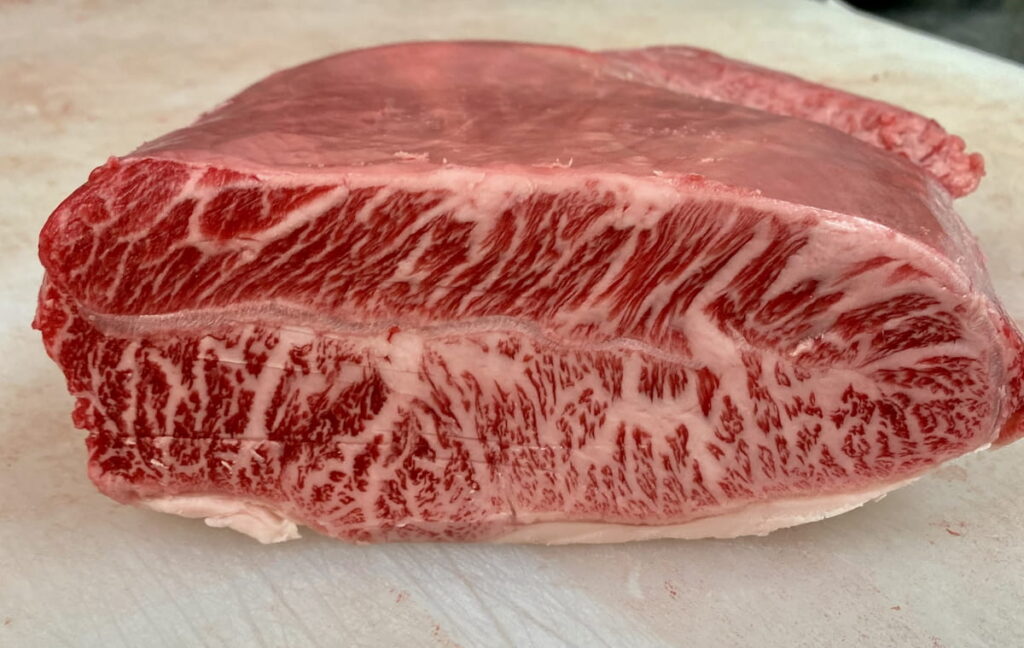 牛肉のミスジ部位（カタの一部）の生肉断面