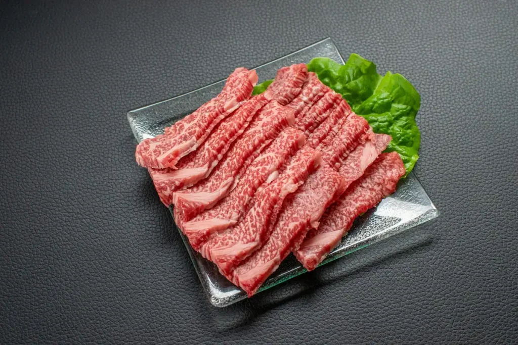 カタバラ部位のスライス肉｜とうがらしを含む赤身部位の盛り付け