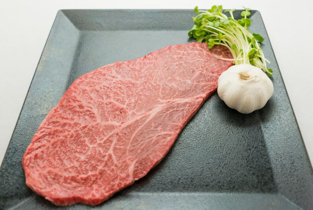 肩ロースの生肉（皿盛り・赤身と霜降りのバランスが見える）