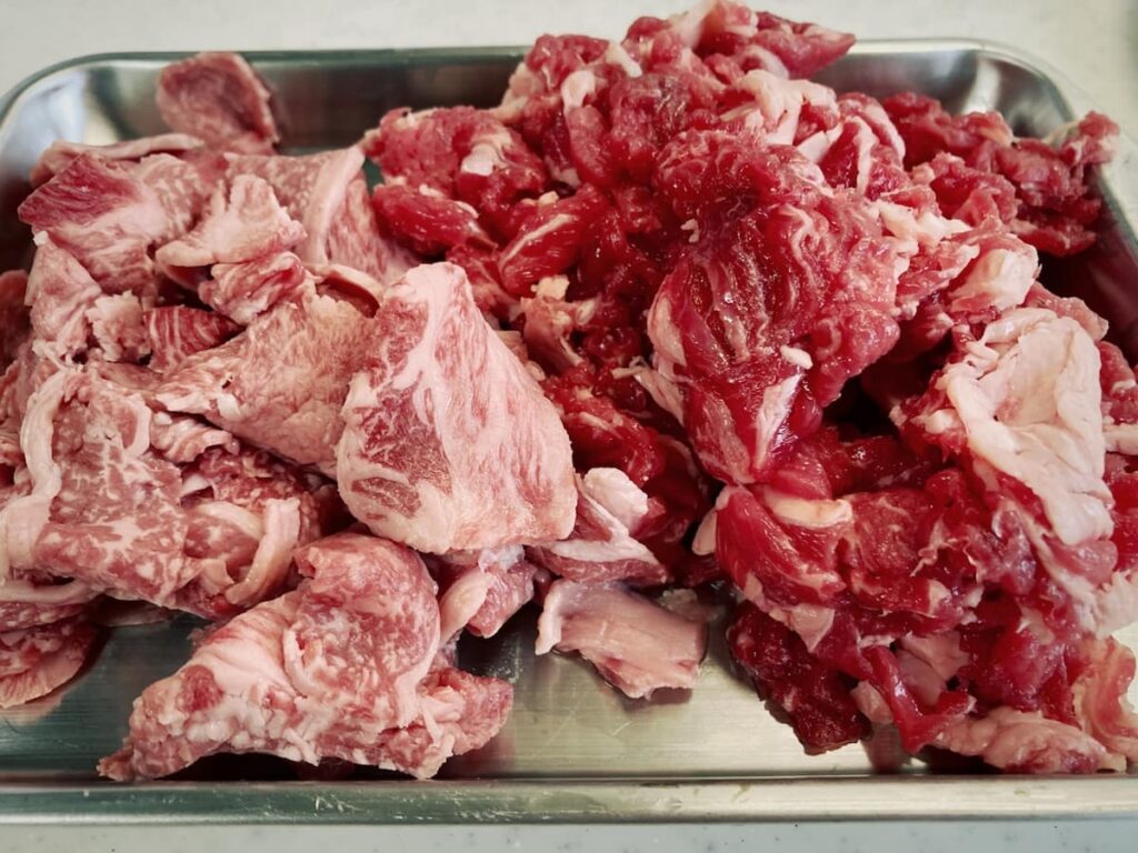 和牛と輸入牛の比較｜和牛（左）と赤身の輸入牛（右）