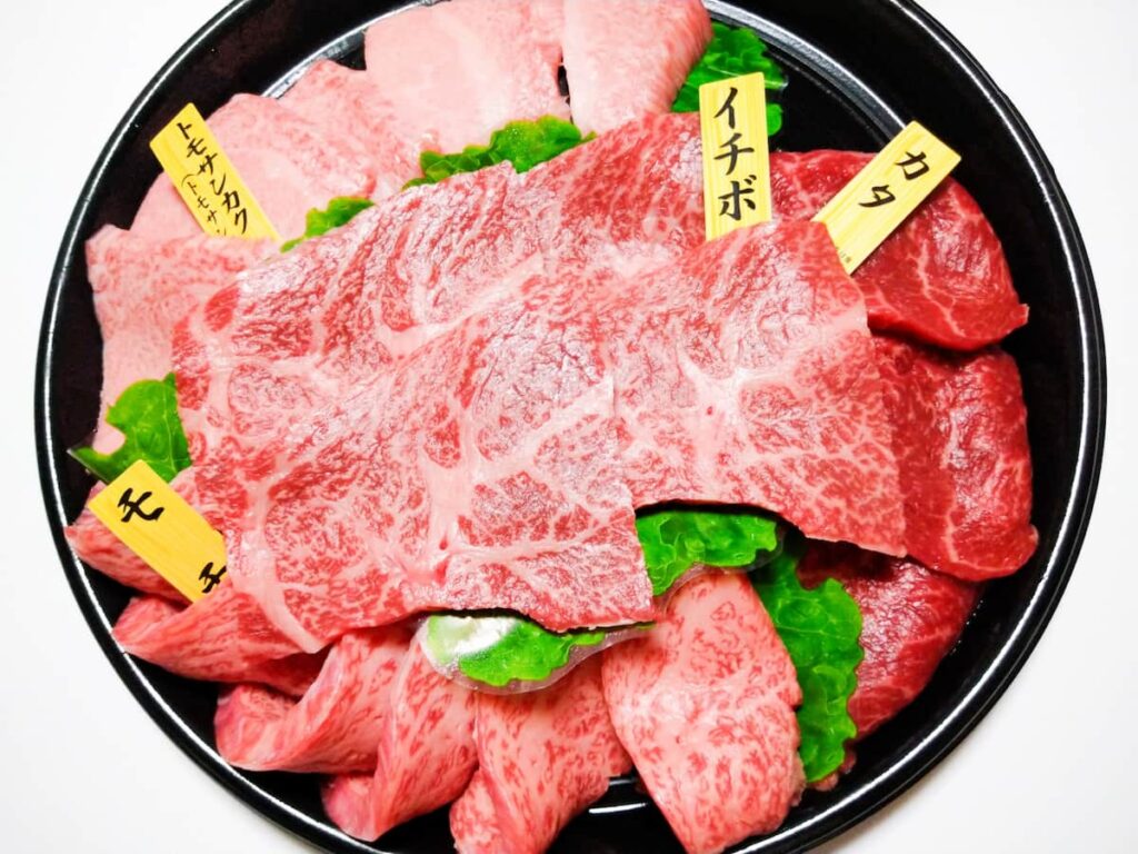 肩バラ、肩ロース、モモ、イチボなど牛肉部位の盛り合わせ。部位ごとの違いを比較
