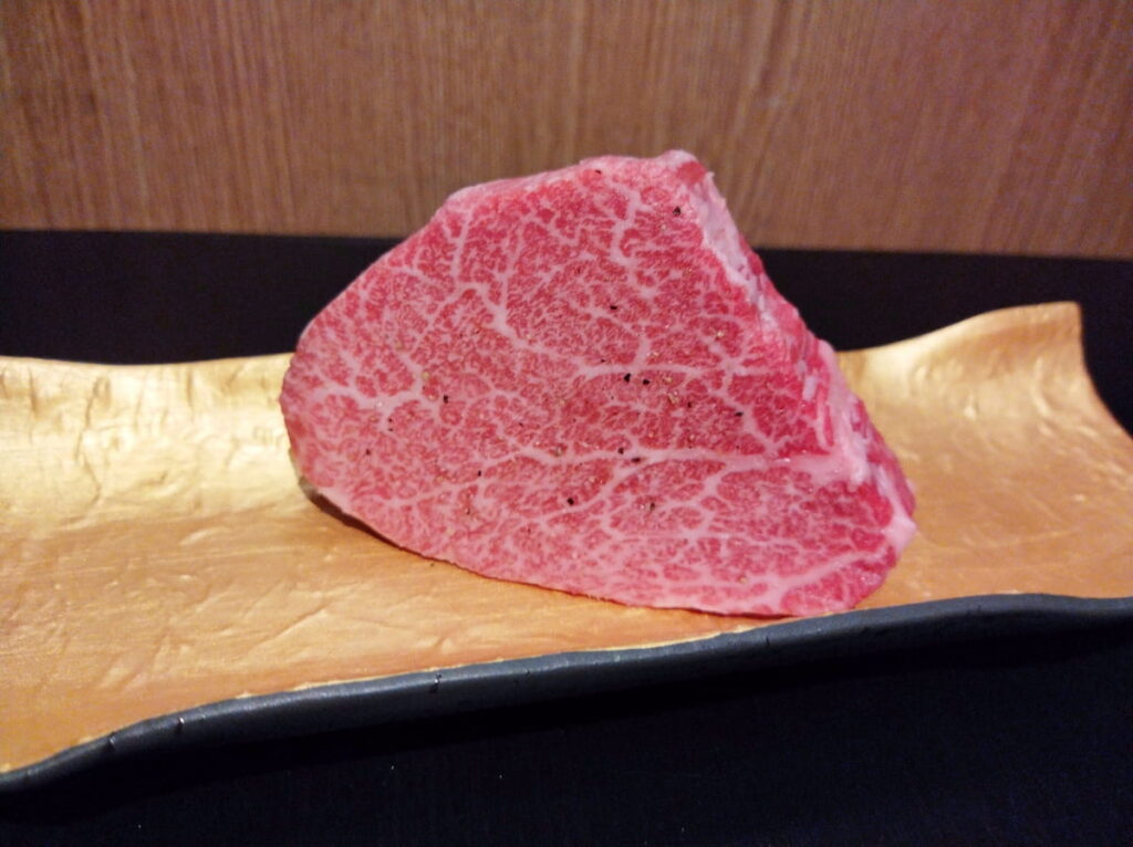 シャトーブリアンを皿に盛り付けた高級ヒレ肉の写真