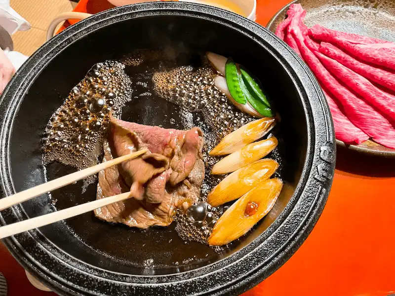 サーロインをすき焼きにしている時の画像