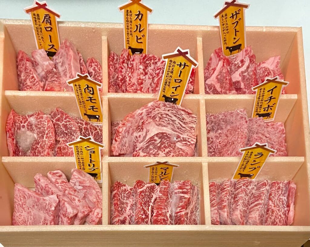 木箱に盛り付けられた生の牛肉(肩ロース、カルビ、ショートリブ、サーロイン、ランプなど9種)
