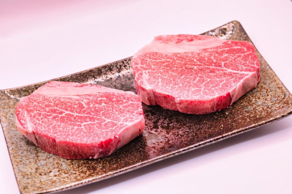 皿に盛り付けられた生のヒレ肉2枚(テンダーロイン)