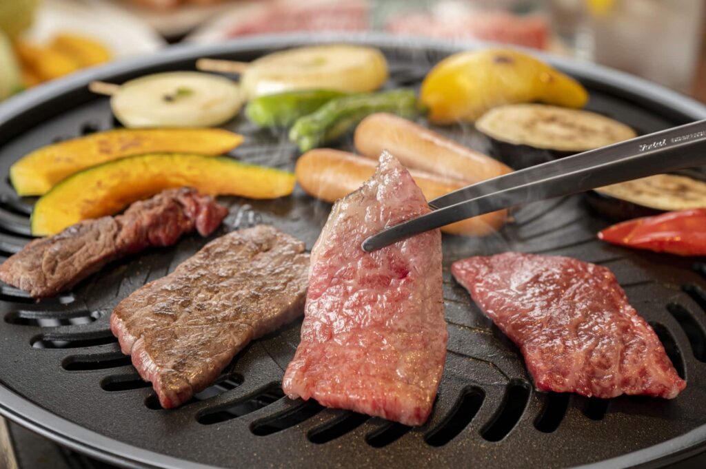 鉄板の上で外バラ肉を焼く焼肉の調理シーン