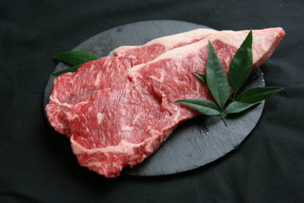 輸入牛のサーロインを並べた生肉写真。