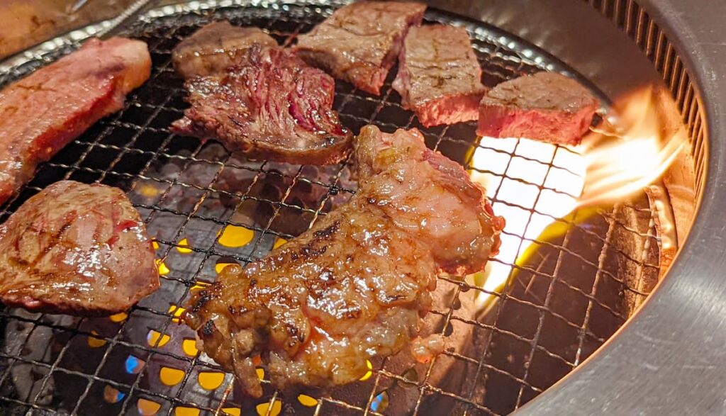 焼肉のコンロでうちばら肉を香ばしく焼いている様子