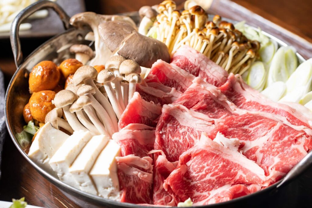 すき焼き鍋で外バラ肉を調理している様子