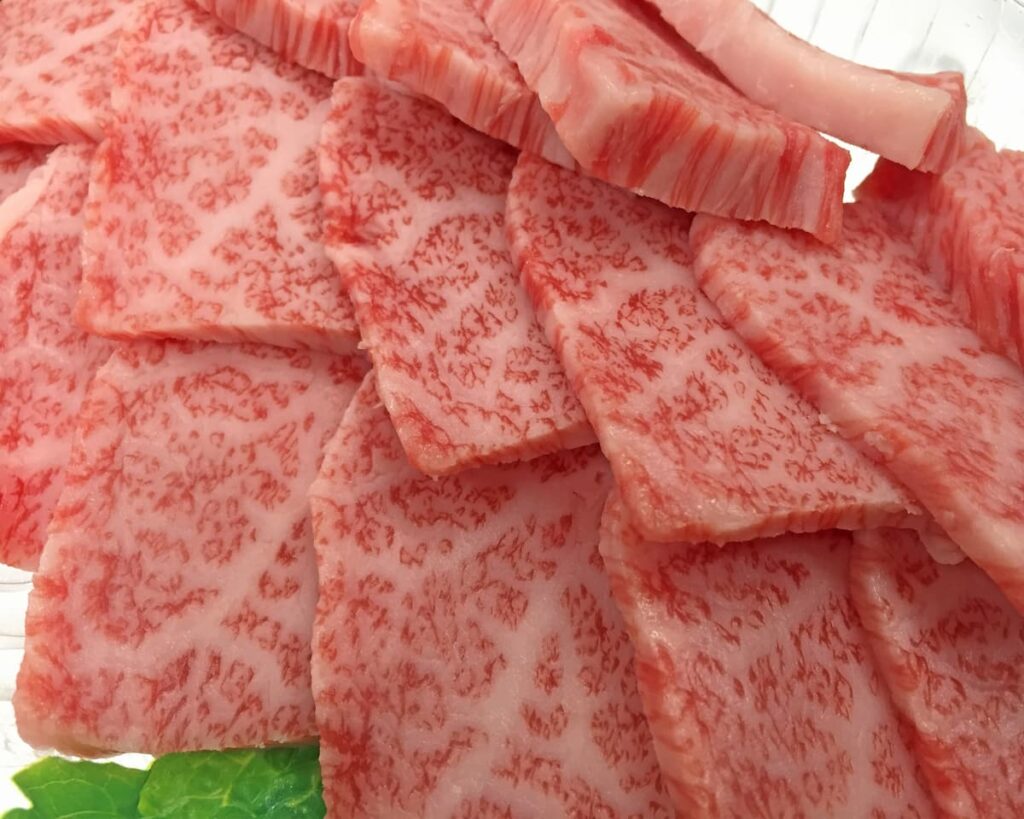 美しく盛り付けられたカルビの皿盛り