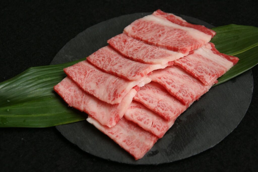 皿に盛り付けられた生カルビの写真