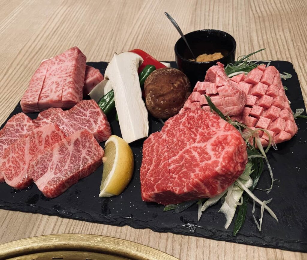 サーロイン、リブロース、ランプなど複数部位の生肉を皿に盛り付けた画像