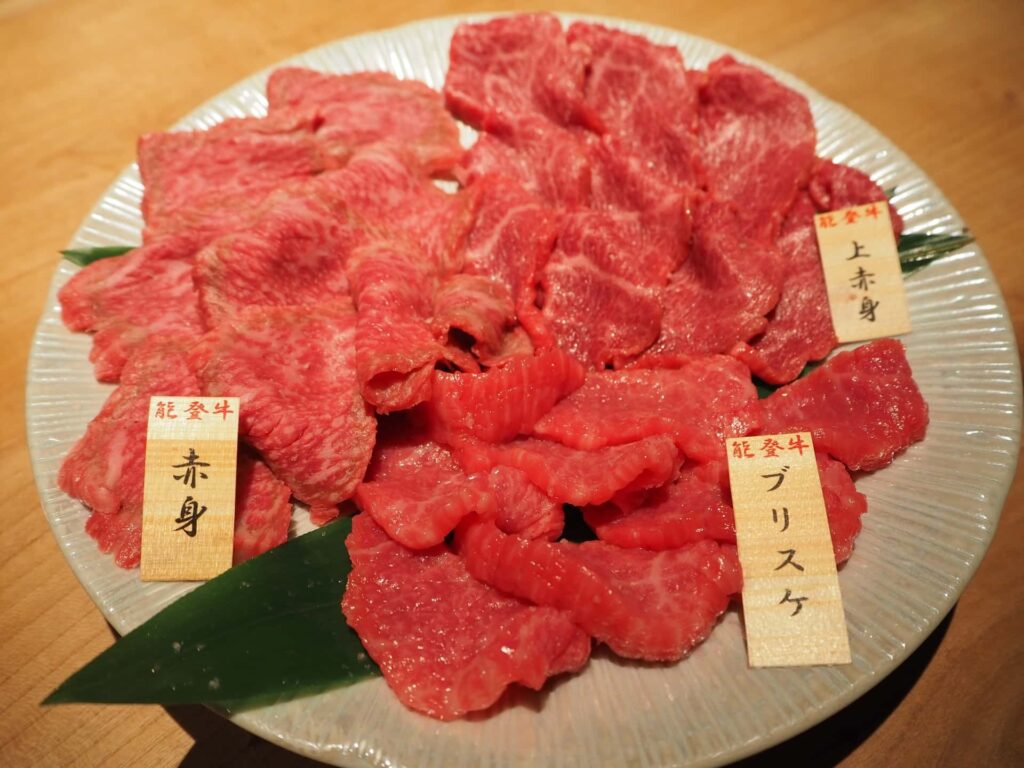 肩バラ（Brisket）を含む牛肉の部位盛り合わせ。赤身と脂肪が層状になった肉質