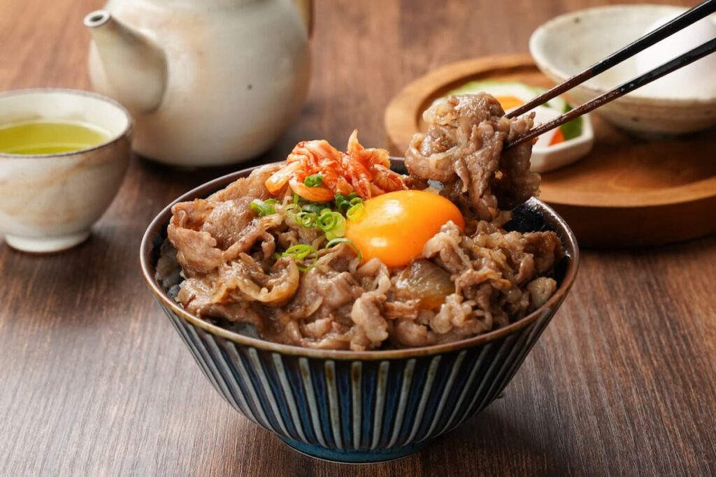 卵とキムチをトッピングした牛丼